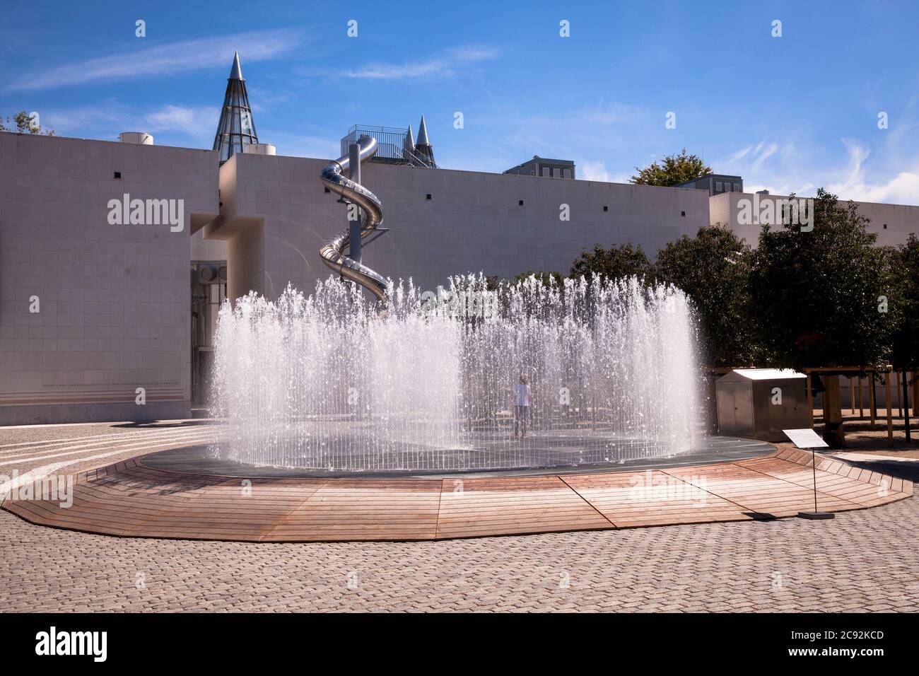 fontana di fronte al Salone delle Arti e delle Esposizioni della Repubblica Federale di Germania, Bonn, Nord Reno-Westfalia, Germania. Springbrunnen vor de Kuns Foto Stock