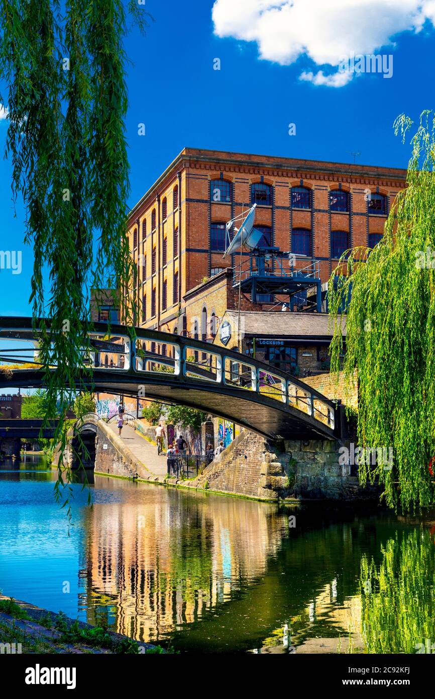 Ponte sul canale del Regent sul Camden Lock, Londra, Regno Unito Foto Stock