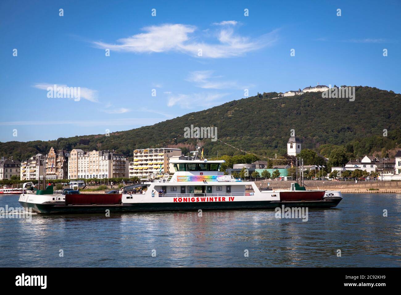 Vista sul fiume Reno a Koenigswinter e sul monte Petersberg con lo Steigenberger Grandhotel, traghetto per auto, Renania settentrionale-Vestfalia, Germania. Foto Stock