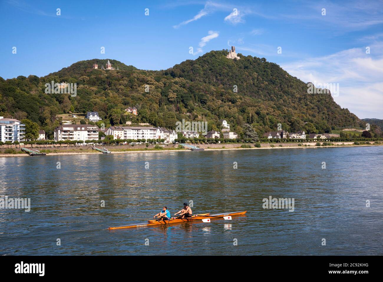 Drachenfels montagna con castello e rovine Drachenburg sopra Koenigswinter, fiume Reno, vogatore, Nord Reno-Westfalia, Germania. Drachenfels mit Schlo Foto Stock