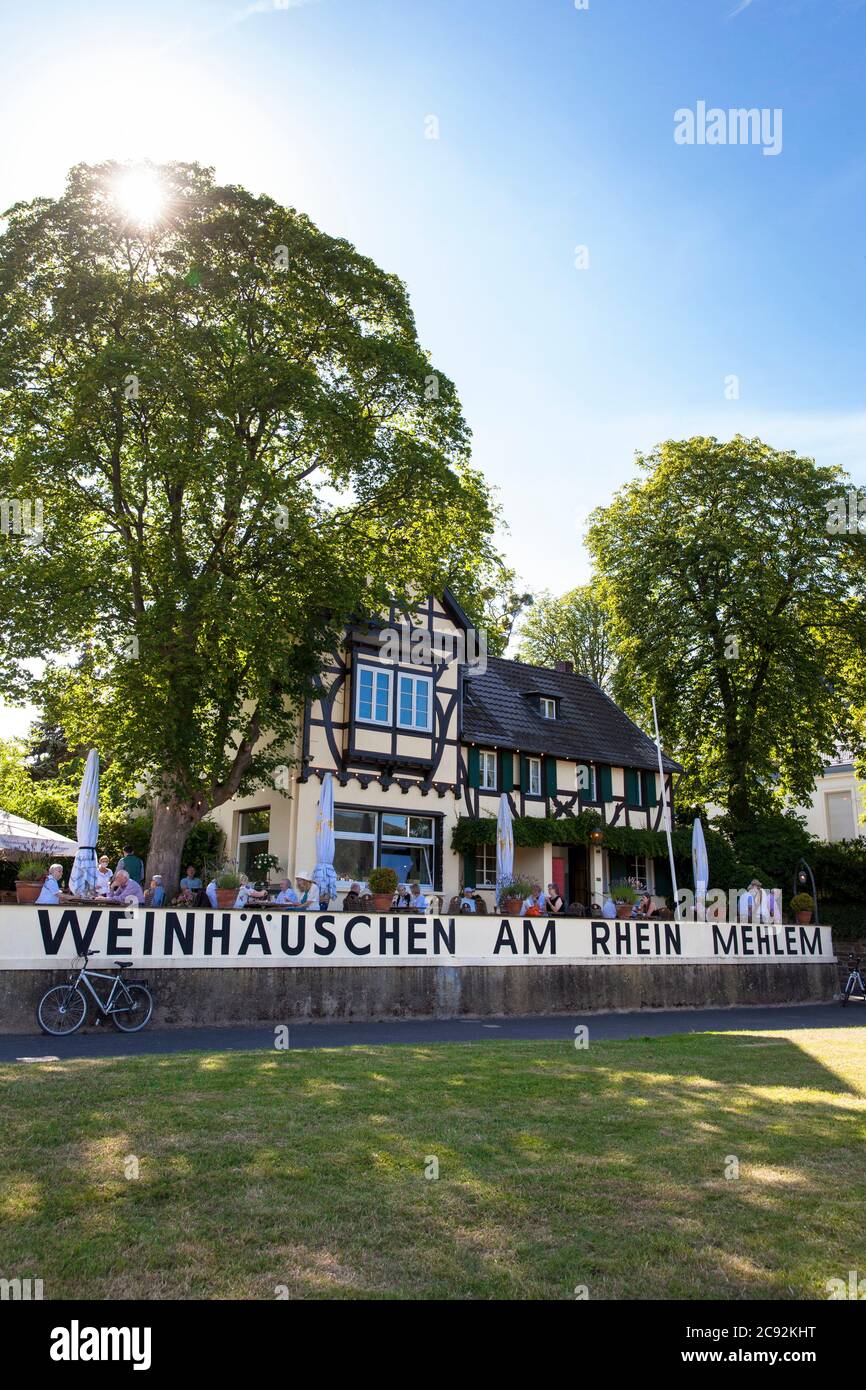 Il ristorante Weinhaeuschen sul fiume Reno nel quartiere della città di Mehlem, Bonn, Nord Reno-Westfalia, Germania. Das Restaurant Weinhaeuschen am R. Foto Stock