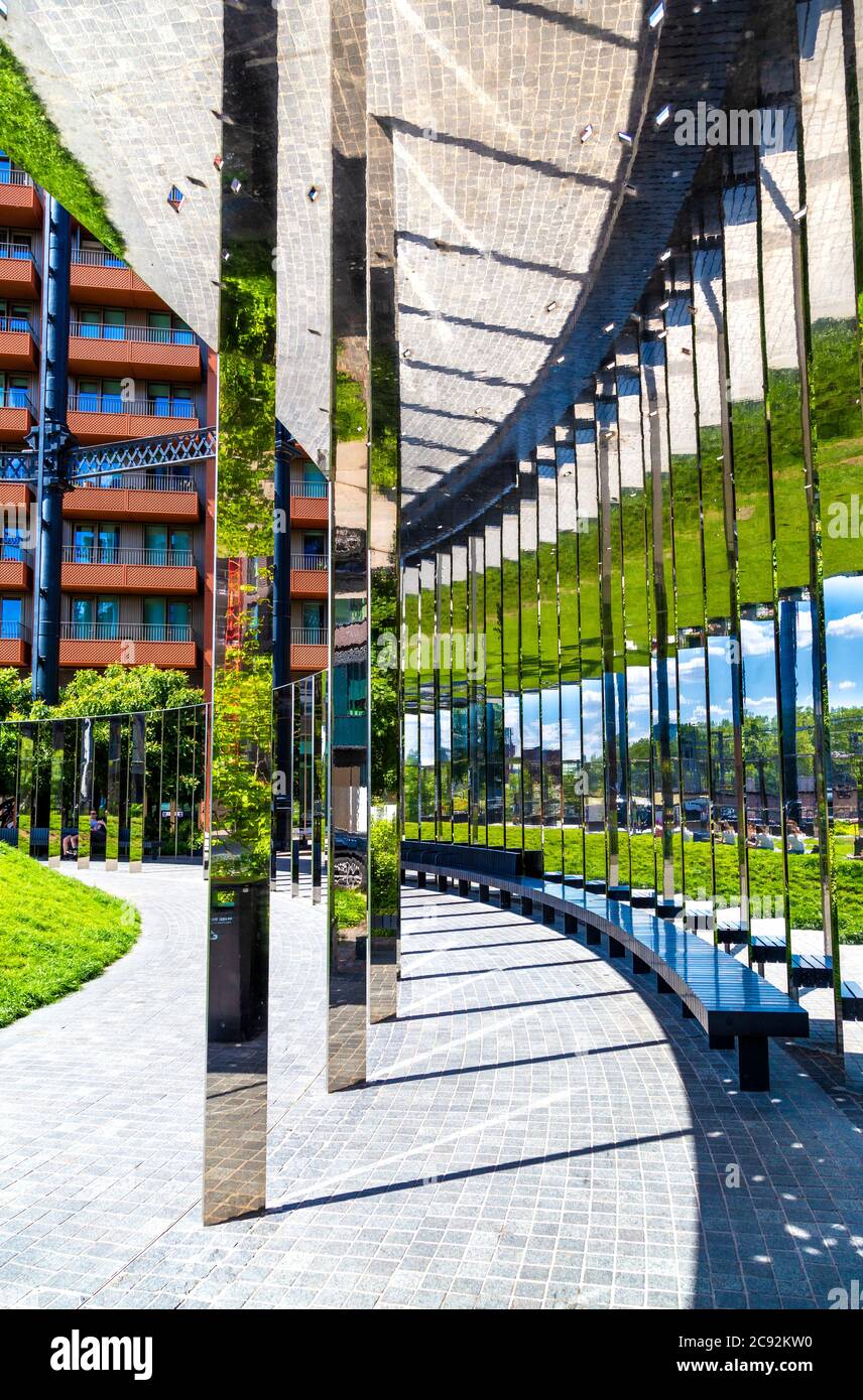 Specchio a struttura presso il Gasholder Park a King's Cross, Londra, Regno Unito Foto Stock