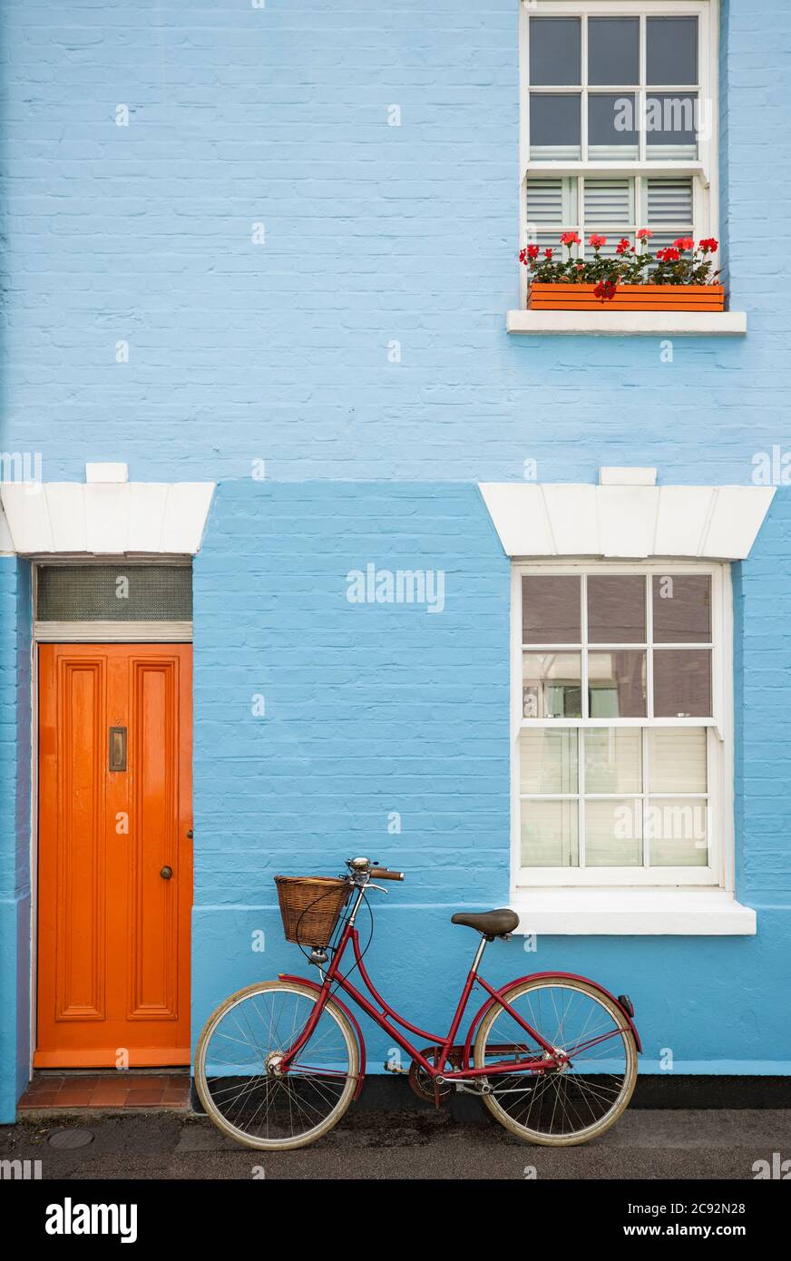 Bicicletta vecchio stile con cesto contro casa nel distretto di Jericho di Oxford Regno Unito Foto Stock