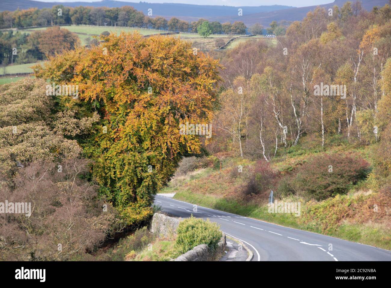 La vista da Surprise View si affaccia su Hathersage Moor e la A6187 Sheffield Road, Peak District, Derbyshire, Regno Unito Foto Stock