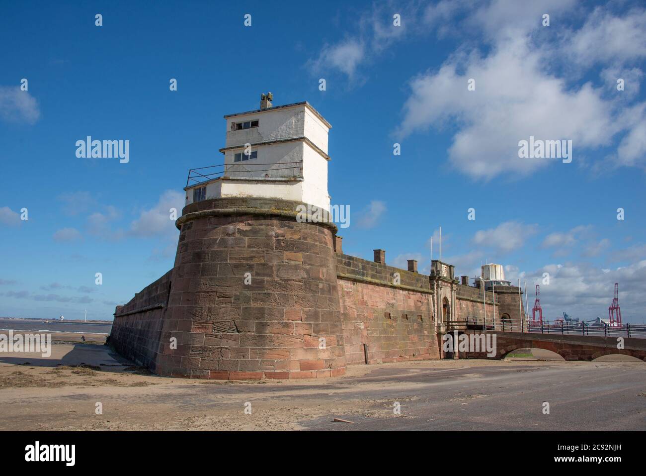 Fort Perch Rock. Un ex impianto di difesa situato alla foce della baia di Liverpool a New Brighton. Costruito nel 1820 per difendere il porto di Liverp Foto Stock