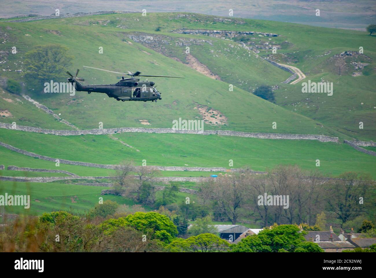 Un elicottero dell'esercito che vola basso, Aysgarth, North Yorkshire. Foto Stock