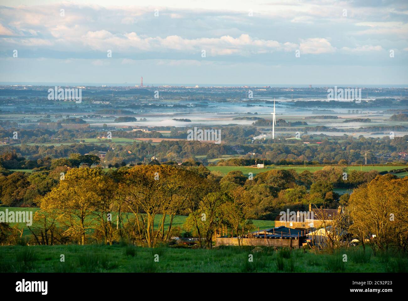 Vista sul Fylde verso Blackpool, Lancashire in una mattina maledica. Foto Stock