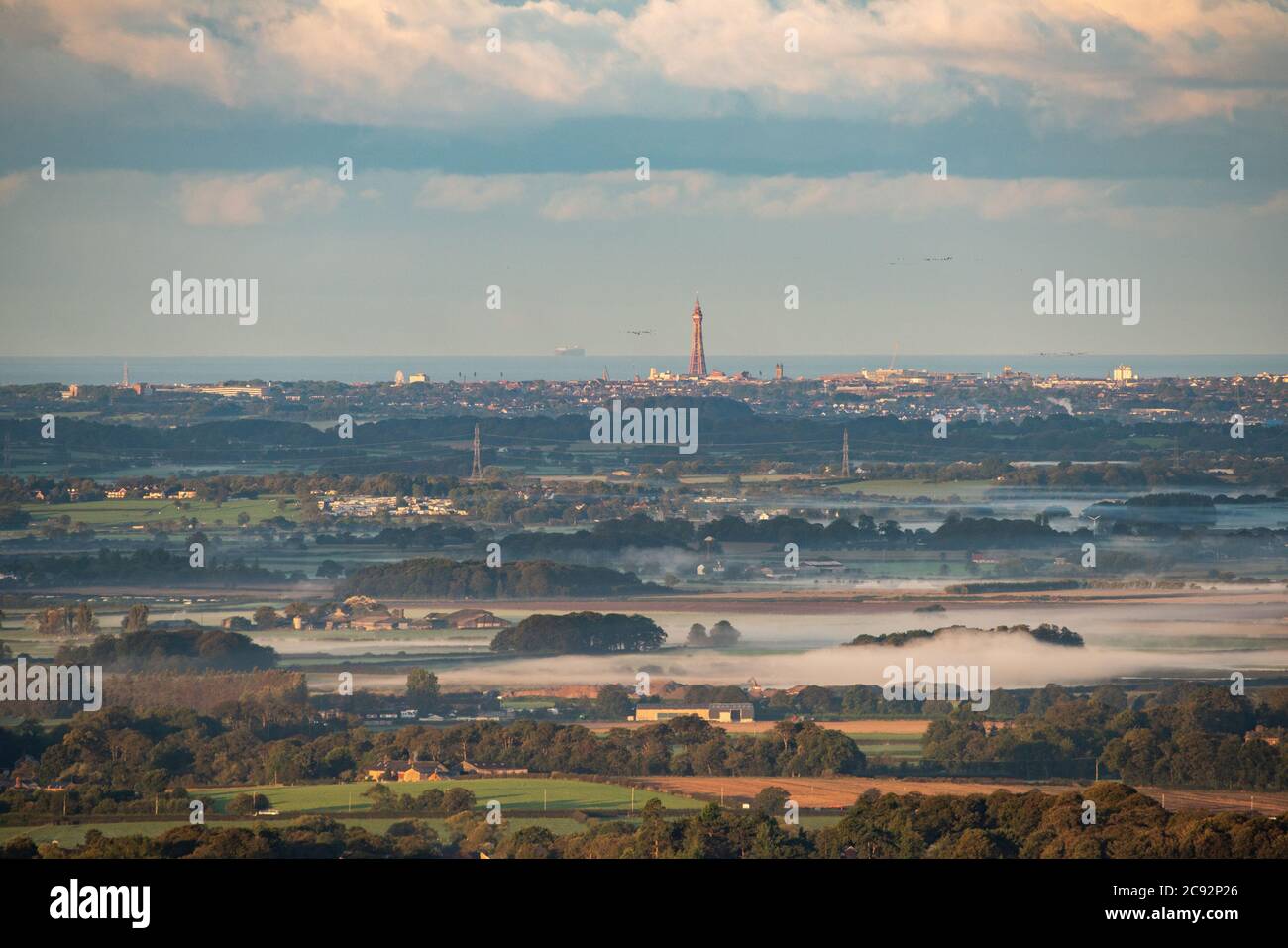 Vista sul Fylde verso Blackpool, Lancashire in una mattina maledica. Foto Stock