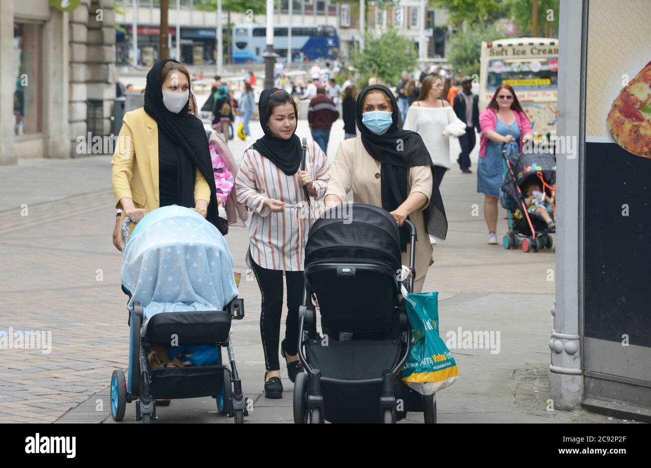 Madri musulmane con bambini, shopping, postlock-down, Nottingham Foto Stock