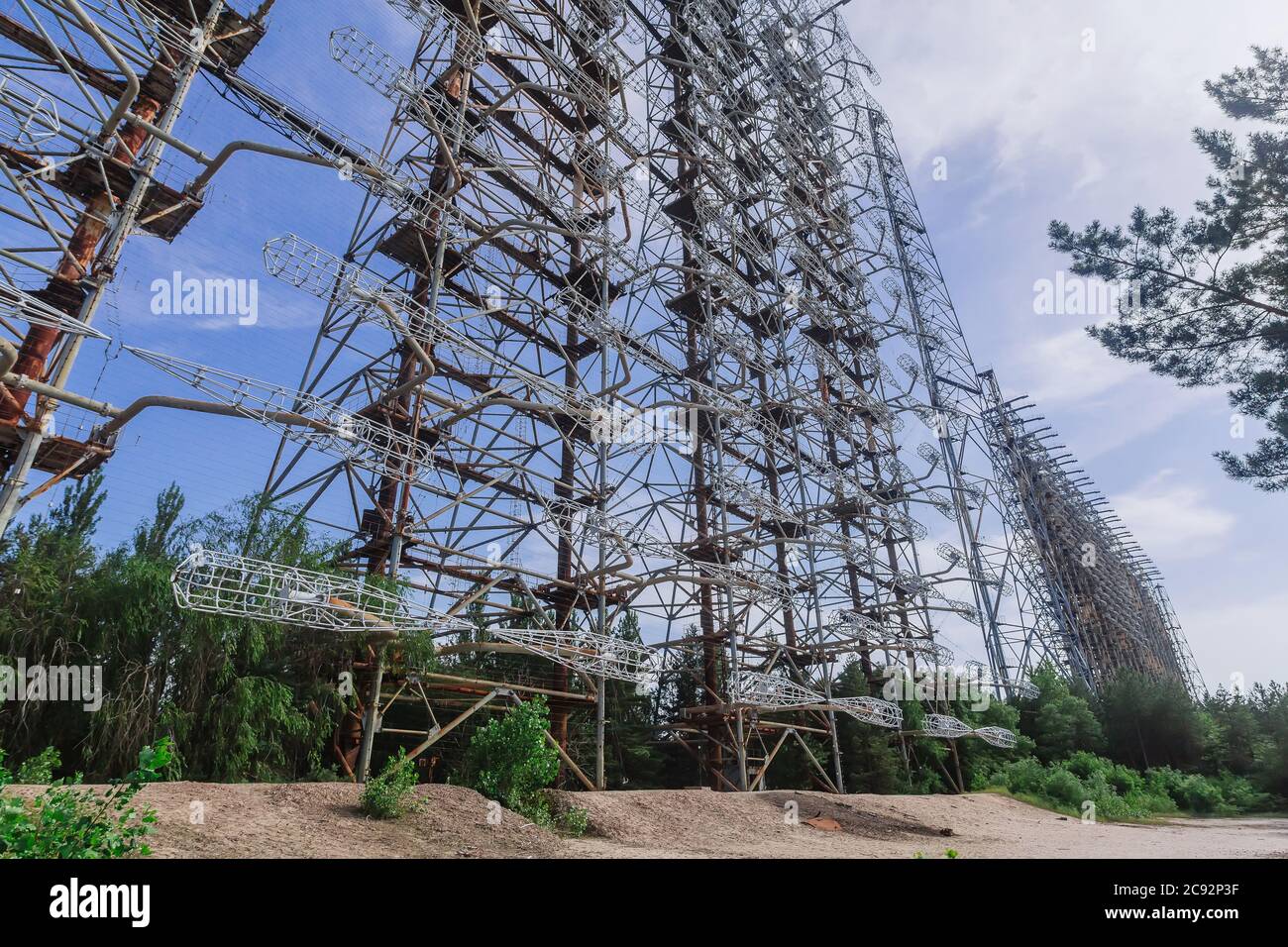 Ex sistema radar militare Duga vicino alla città fantasma Pripyat nella zona di esclusione di Chernobyl, Ucraina Foto Stock