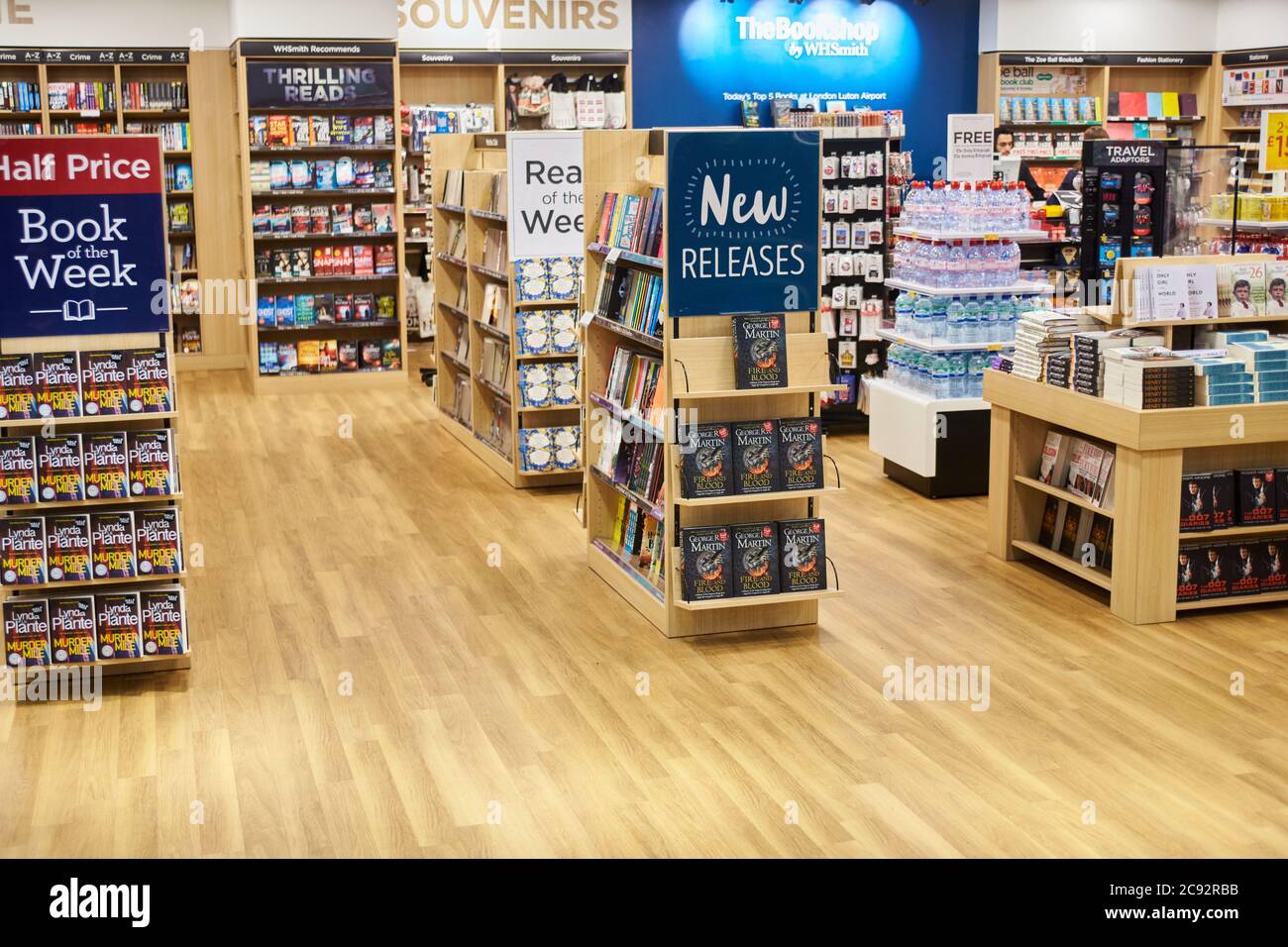 Filiale del Bookshop di WH Smith nel terminal aereo dell'aeroporto di Luton. Foto Stock