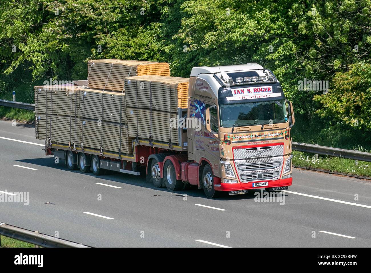 Ian S Roger, appaltatori di bestiame e trasporto generale; camion per la consegna di merci, camion per legname, trasporto, camion, trasportatore di merci per prodotti boschivi, veicolo a basso carico, industria europea del trasporto commerciale HGV, M6 a Manchester, Regno Unito Foto Stock