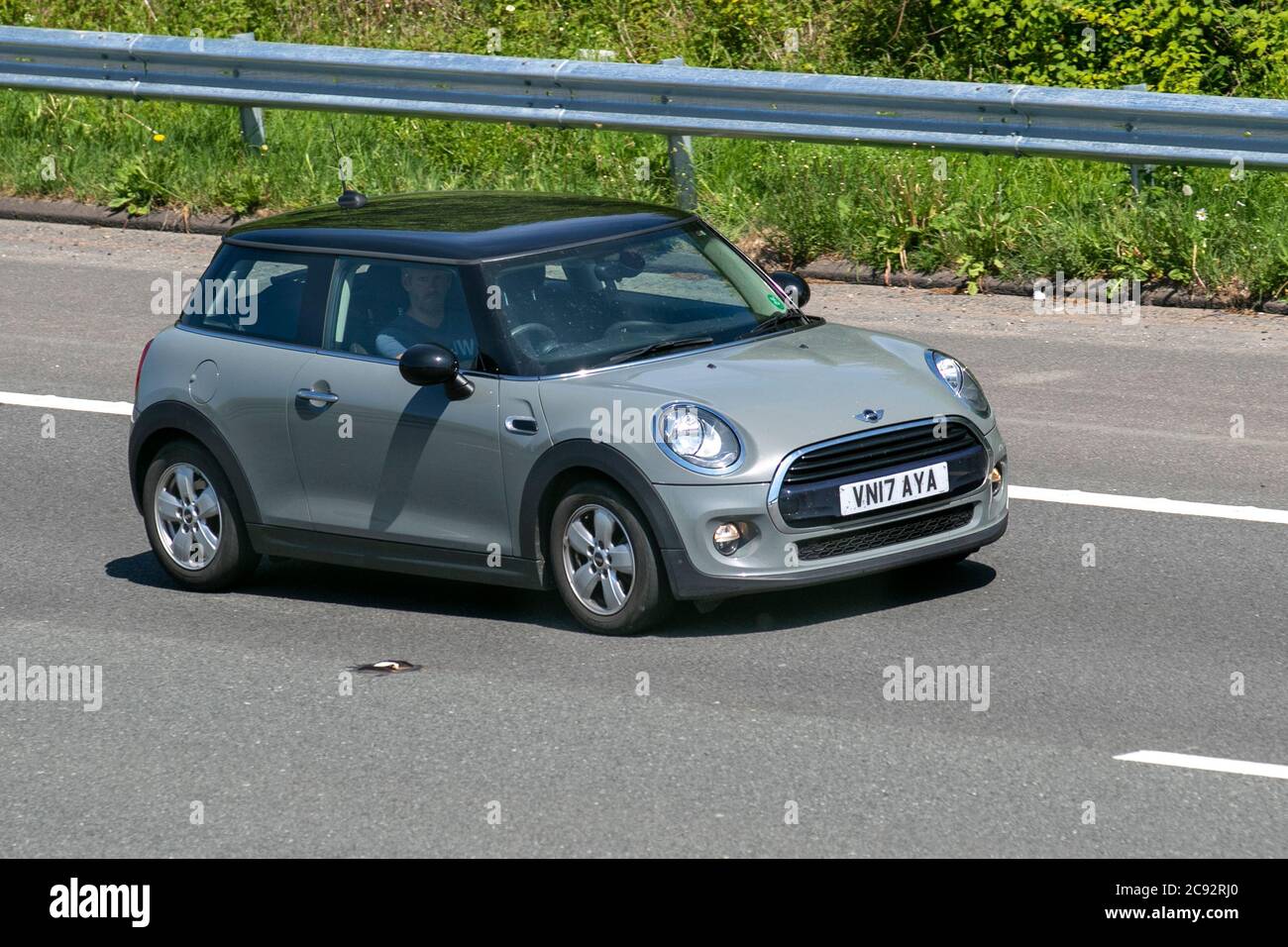 2017 grigio Mini Cooper; veicoli in movimento per il traffico veicolare, automobili che guidano veicoli su strade del Regno Unito, motori, motori sulla rete autostradale M6. Foto Stock