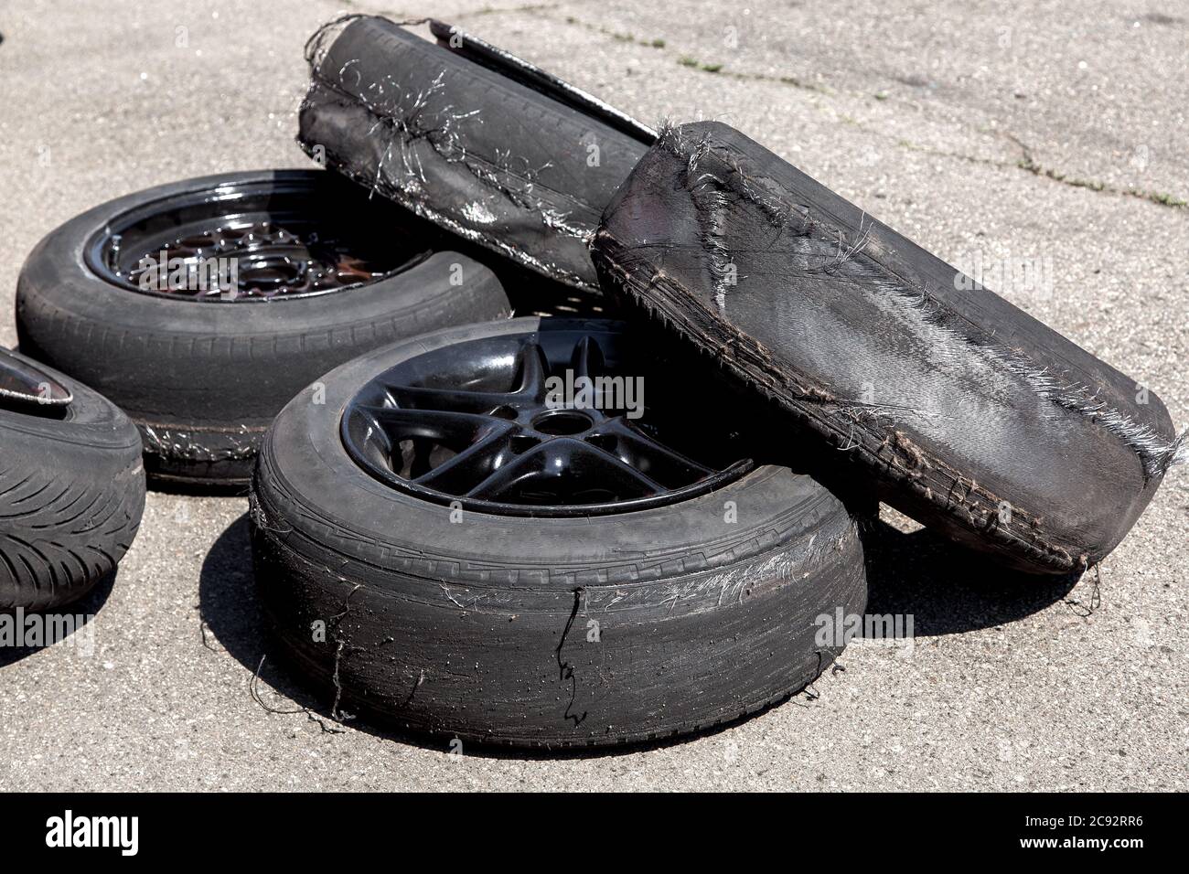 usato strappato per strappare gli pneumatici dopo la deriva, un mucchio di  ruote giace sull'asfalto Foto stock - Alamy