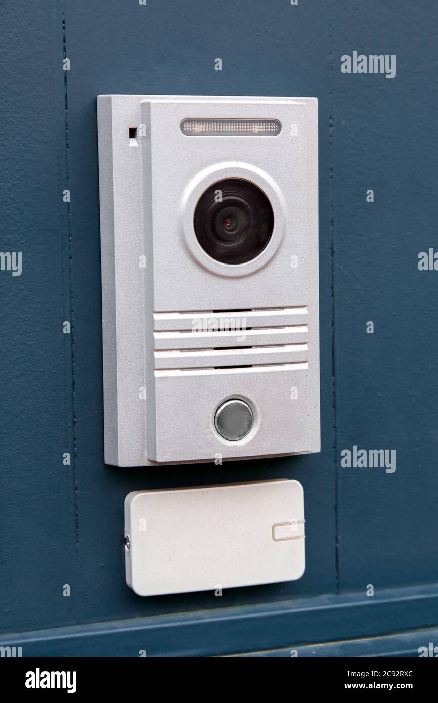 L'Intercom con un pulsante di chiamata e una telecamera a colori chiari è  installato sul cancello scuro di ferro con il ricevitore della scheda di  accesso, la vista laterale sulla sinistra i