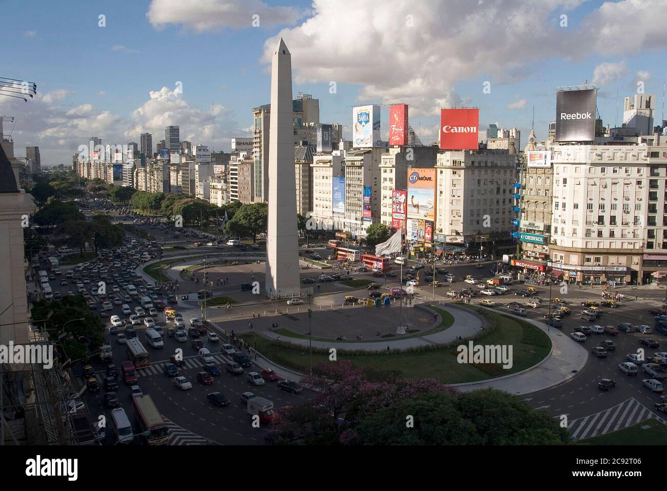 Vista di 9 de julio Avenue e Obelisco, centro di Buenos Aires, Argentina Foto Stock