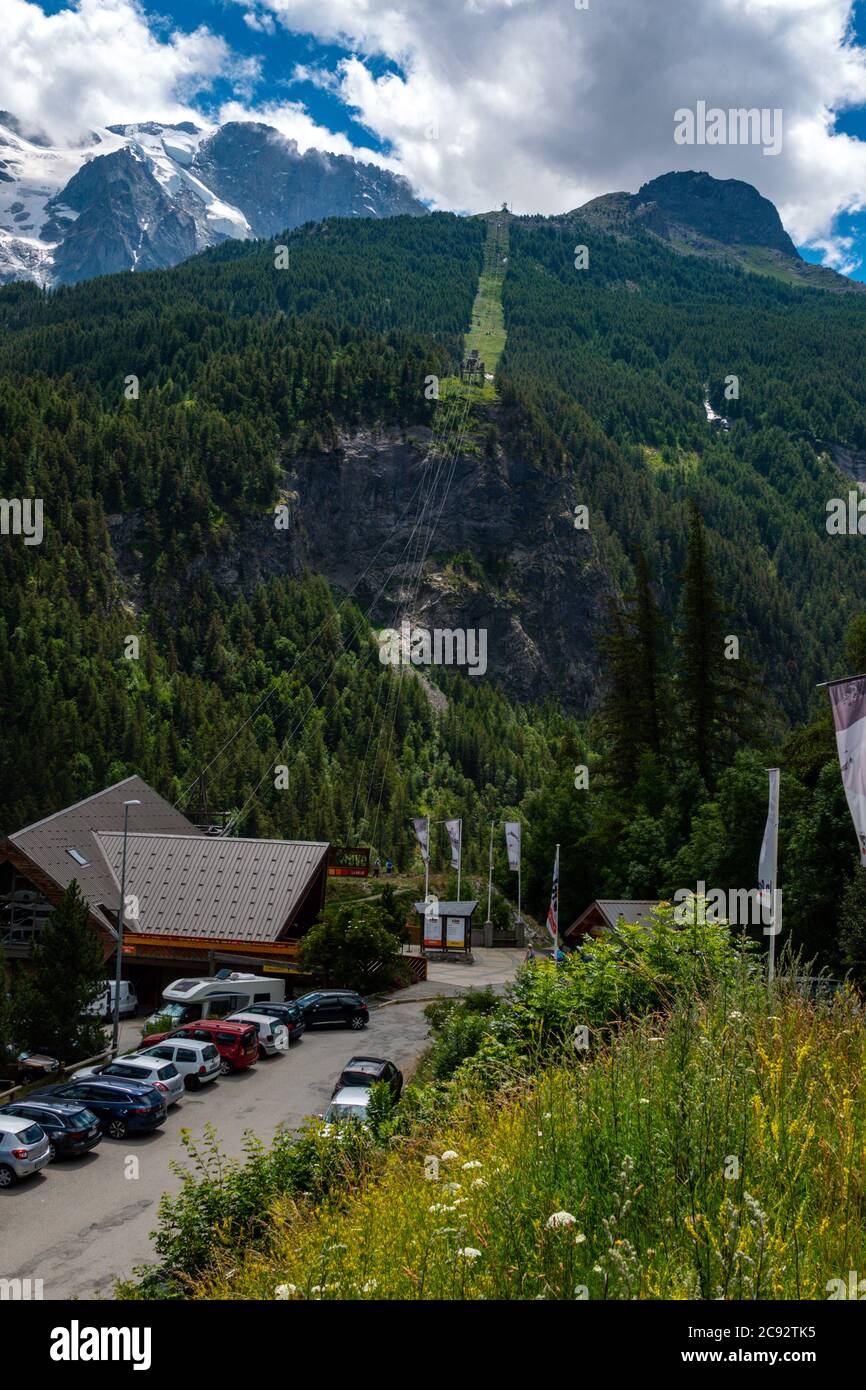 Vista panoramica e paesaggio del Massiccio de la Meije dal piccolo villaggio alpino di la grave, Parco Nazionale degli Ecrins, Hautes-Alpes, Francia Foto Stock