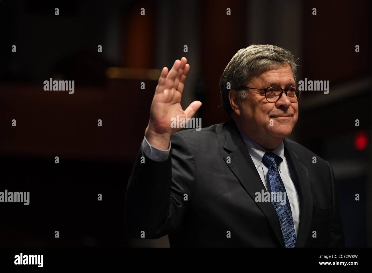 Washington, Stati Uniti. 28 luglio 2020. Il procuratore generale William Barr prende giuramento prima di testimoniare davanti al Comitato giudiziario della Camera presso il Centro visitatori del Campidoglio degli Stati Uniti a Washington, DC martedì 28 luglio 2020. Nella sua prima testimonianza del Congresso in più di un anno, Barr dovrebbe affrontare delle domande della commissione sul suo impiego di agenti federali per l'applicazione della legge in relazione alle proteste della materia Black Lives. Credit: UPI/Alamy Live News Foto Stock