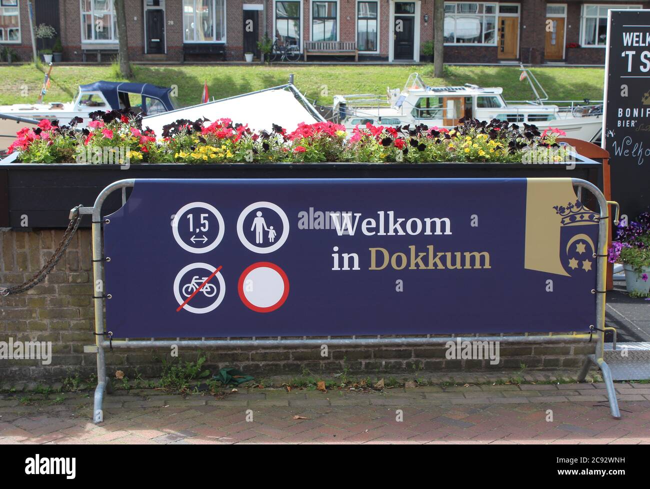 DOKKUM, PAESI BASSI, 22 LUGLIO 2020: Segnaletica che dice 'Benvenuti a Dokkum' che mostra le norme di distanza fisica in Frisia. Le normative sono in vigore t Foto Stock