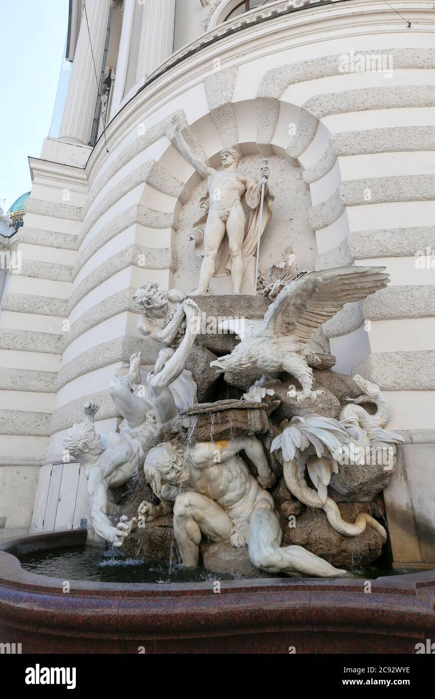 Le forze sulla fontana di terra a Vienna Hofburg Palazzo Imperiale al giorno, Austria Foto Stock
