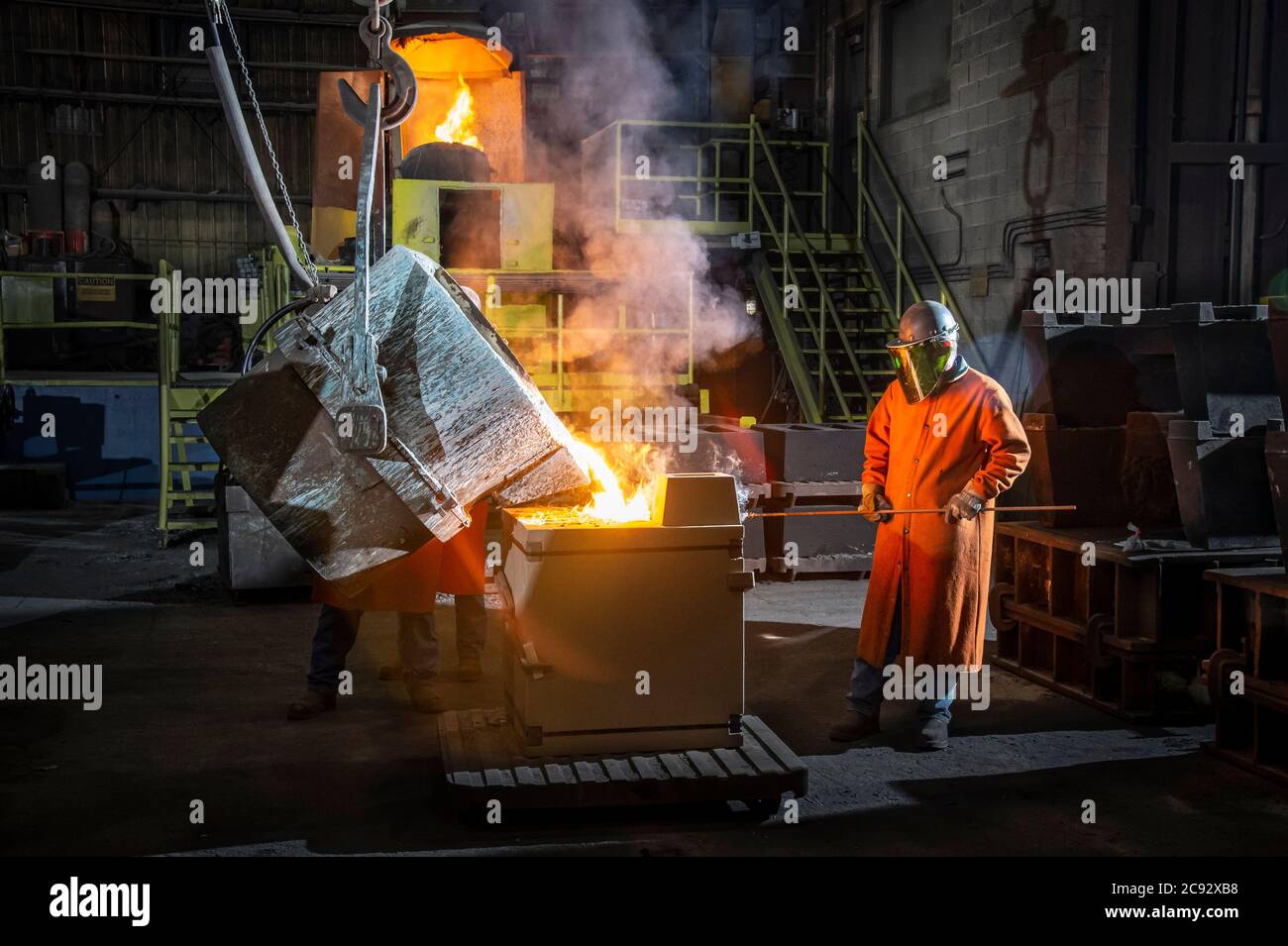 Versando il ferro fuso in getti, fonderia, Pennsylvania, USA Foto Stock