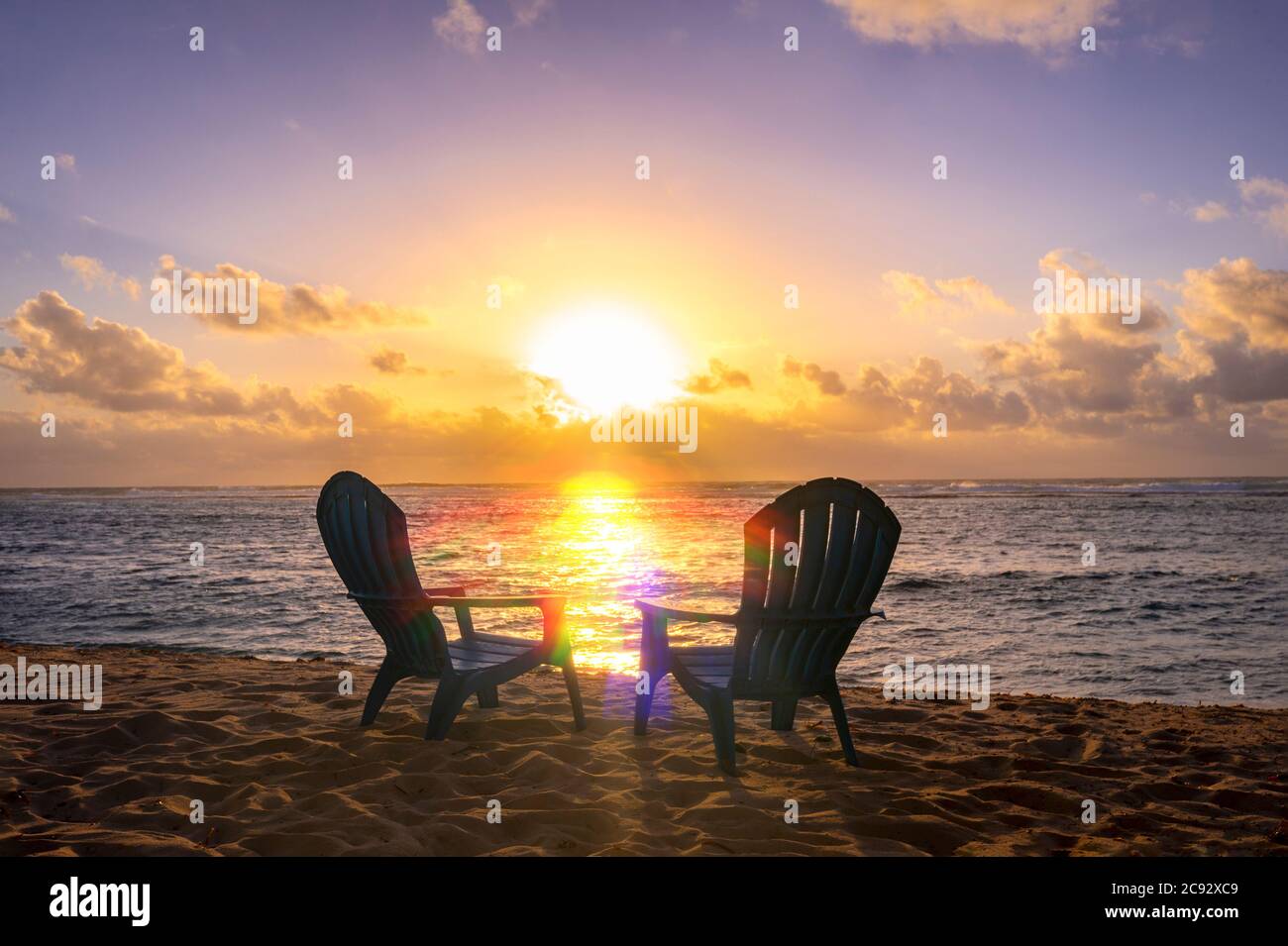 Sedie da spiaggia al tramonto sull'isola di Grand Cayman Foto Stock