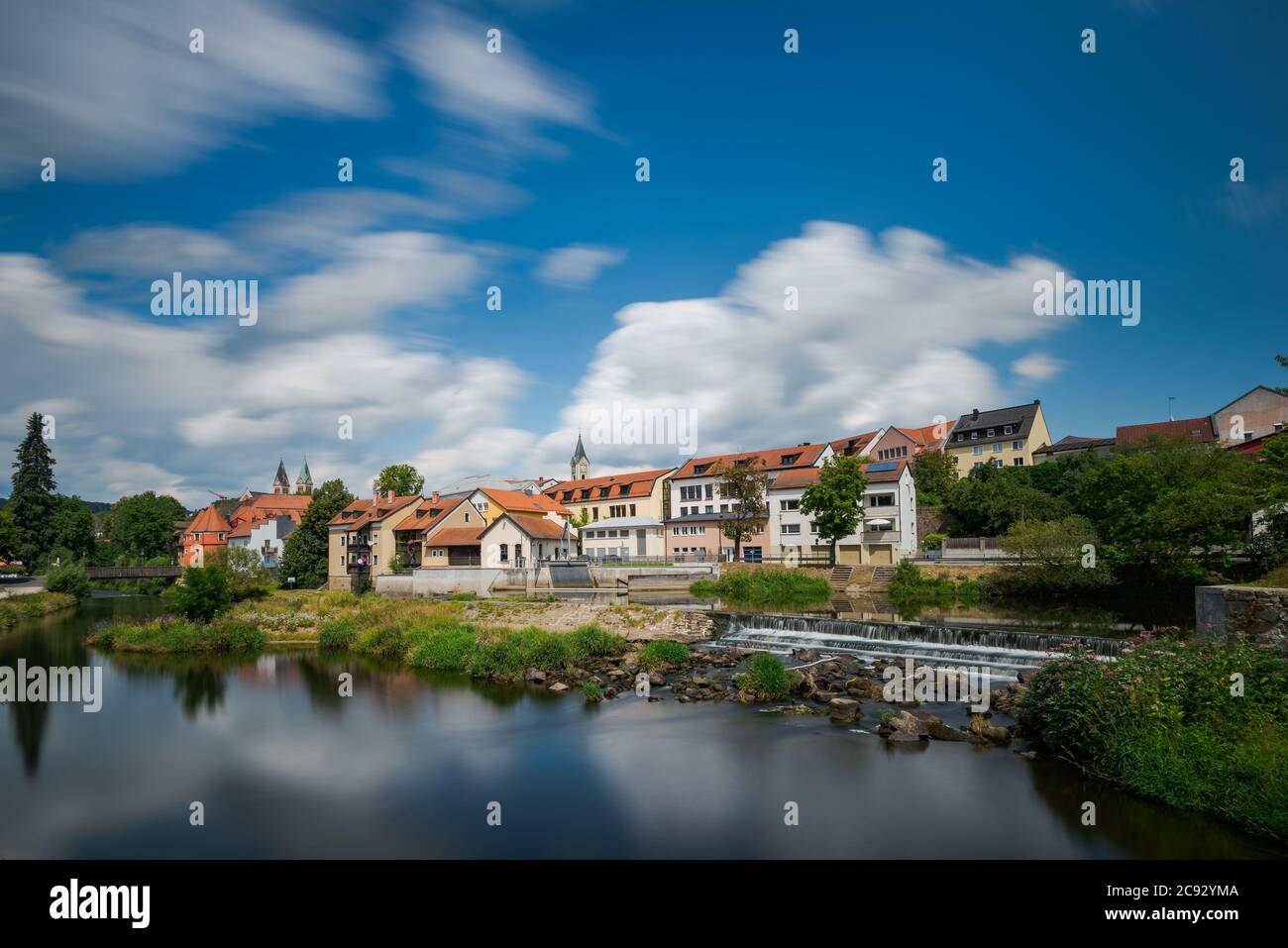 Biertor in der Oberpfalz, Bayern an einem sonnigen Tag im Sommer mit Wolken am blauen Himmel Foto Stock