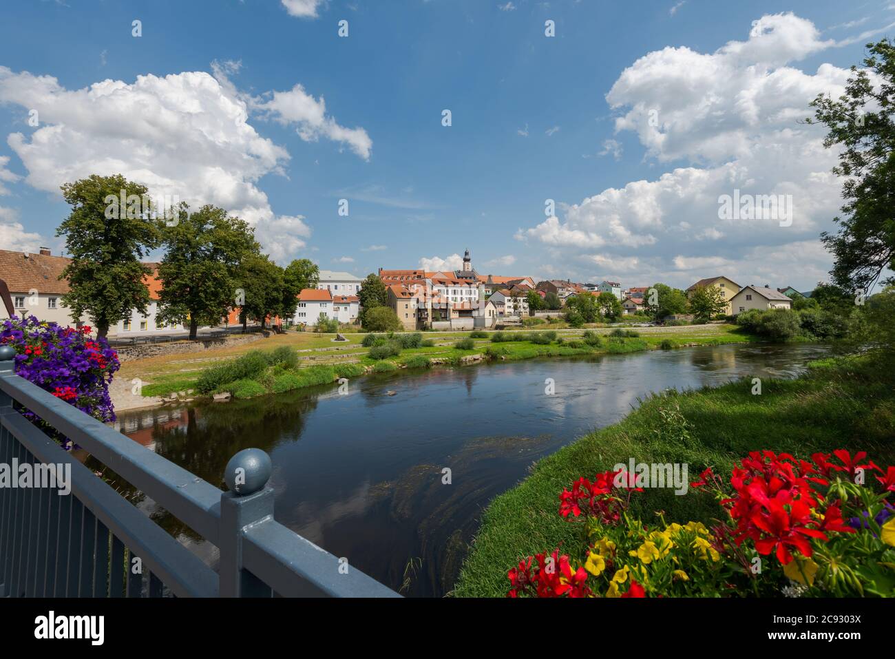 Brücke über den Regen zum Biertor in Cham in der Oberpfalz, Bayern an einem sonnigen Tag im Sommer mit Wolken am blauen Himmel Foto Stock