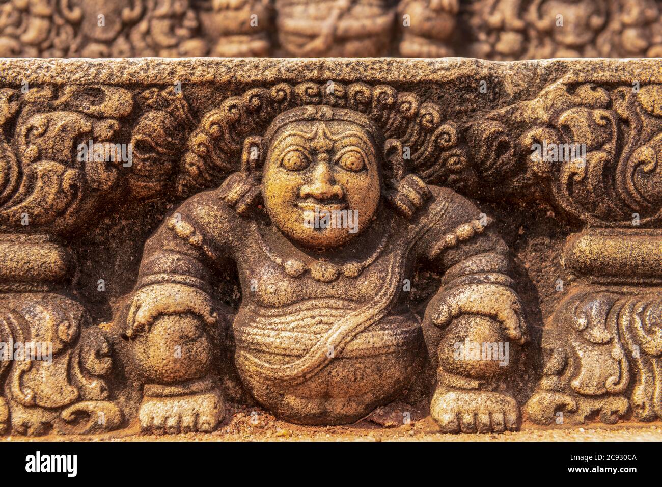 Intricate incisioni in pietra sui resti di un tempio buddista a Polonnaruwa, Sri Lanka. Foto Stock