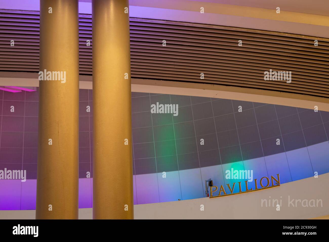 Primo piano nel grande magazzino Pavilion, linee e luci e colori, Kuala Lumpur, Malesia Foto Stock