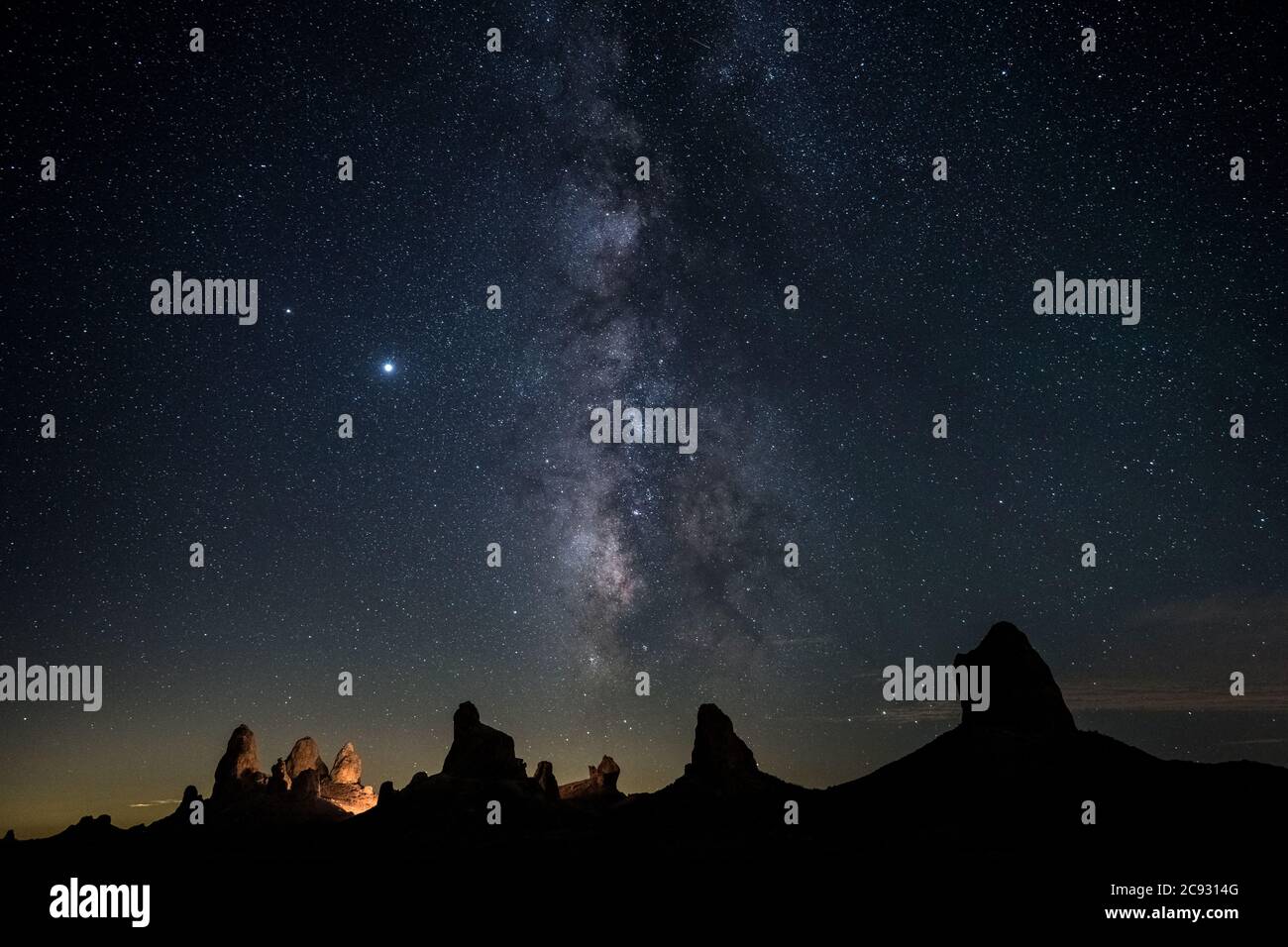 Fuoco campground, stelle e la Via Lattea nel deserto della California Foto Stock