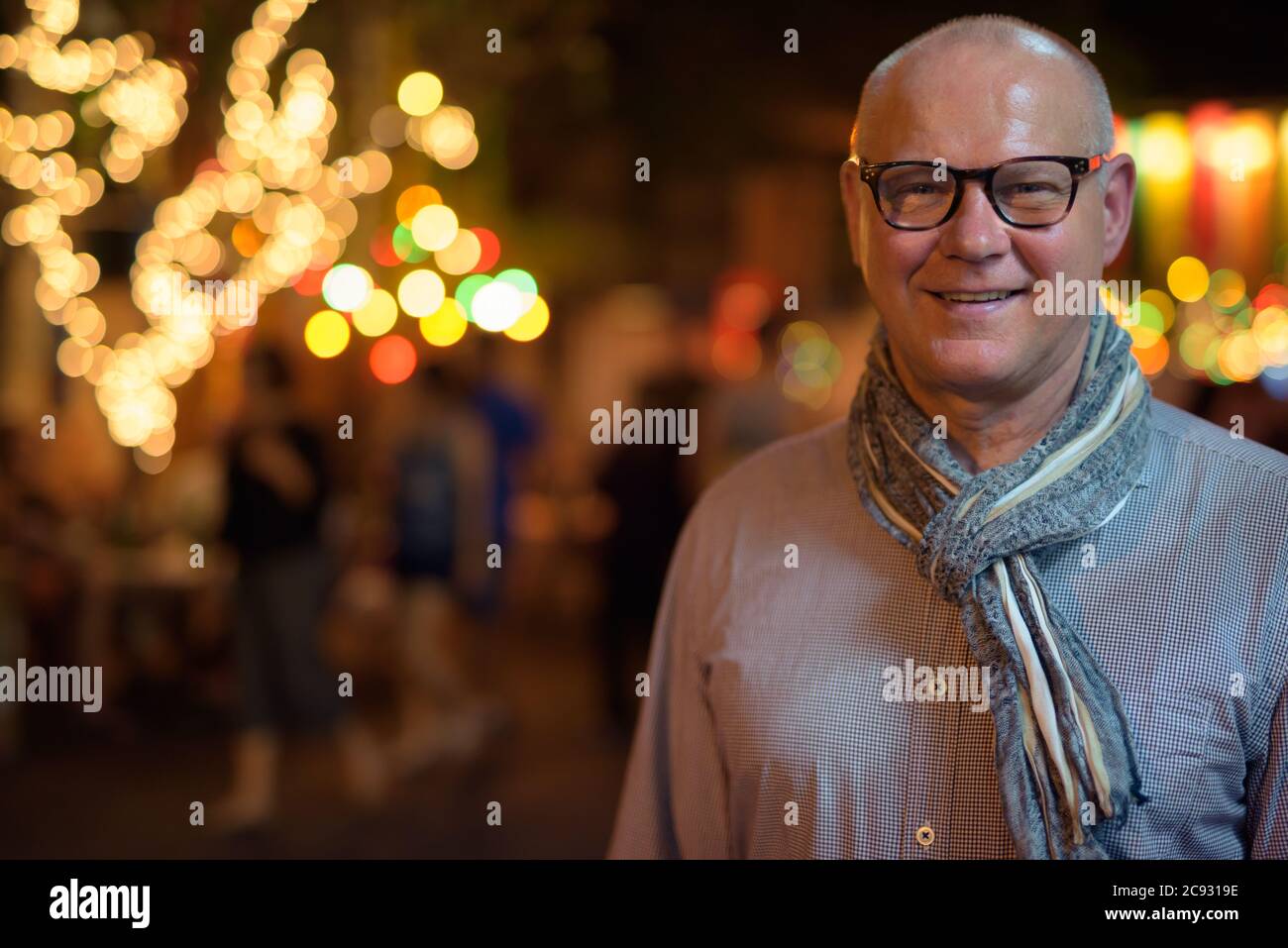 Un bell'uomo turistico scandinavo che esplora le strade della città di notte Foto Stock