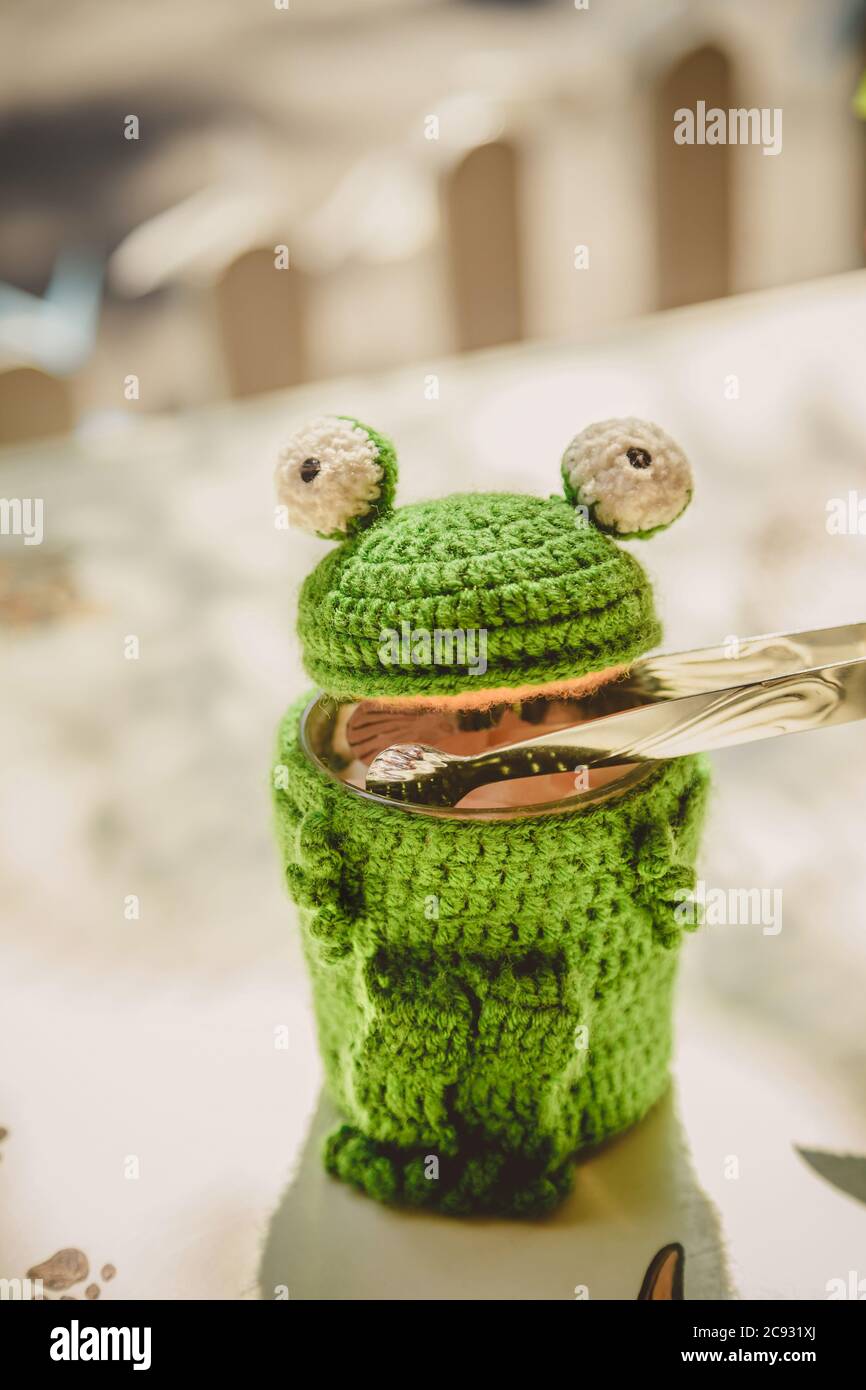Decorato aperto ciotola di zucchero colore verde con cubetti di zucchero e tenaglie di zucchero all'interno sul tavolo, tè-cose. Foto Stock