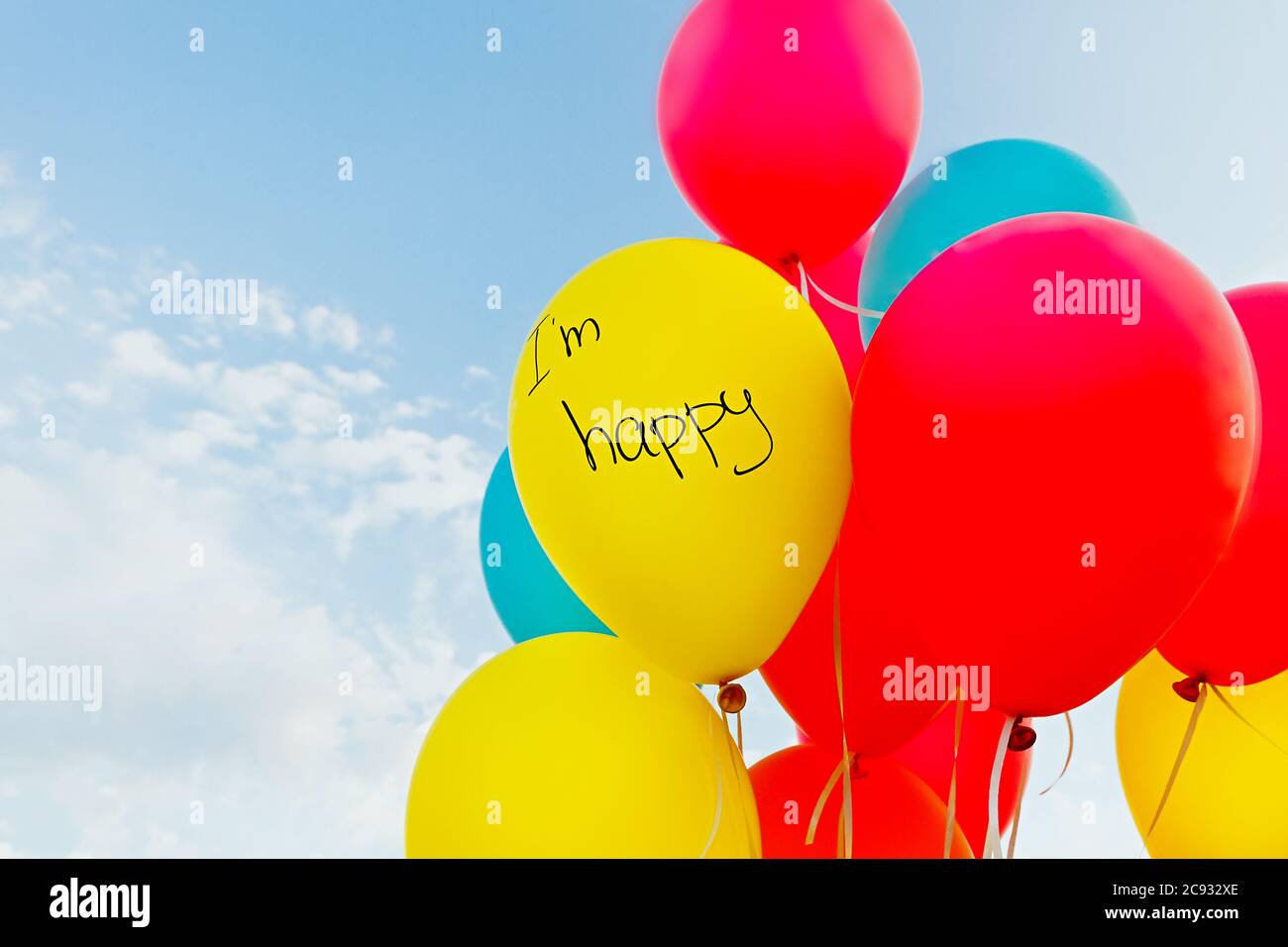 Palloncini con l'iscrizione 'sono felice' contro il cielo blu. Con spazio di copia. Foto Stock