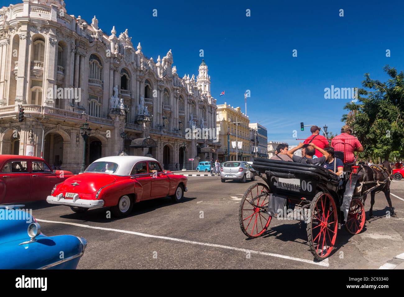 Ospita il Balletto Nazionale di Cuba e le presentazioni dei Festival internazionali di Balletto di la Habana e canto lirico. Auto antiche e colorate. Foto Stock