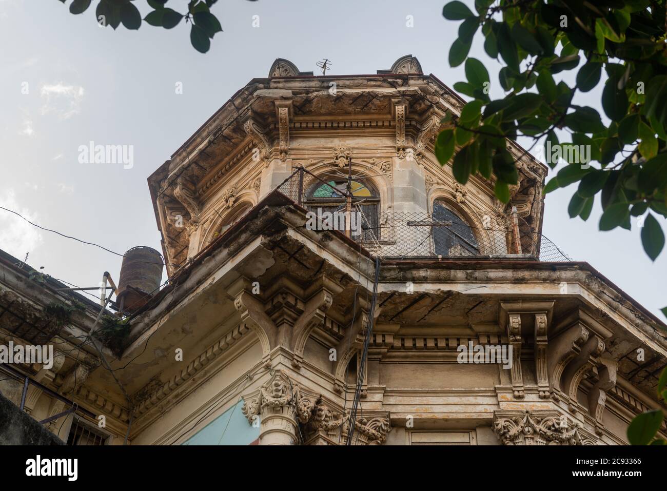 Vedado è uno splendido e vivace quartiere storico nel centro di l'Avana. È un quartiere con strade ampie e organizzate, ha diversi restauri Foto Stock