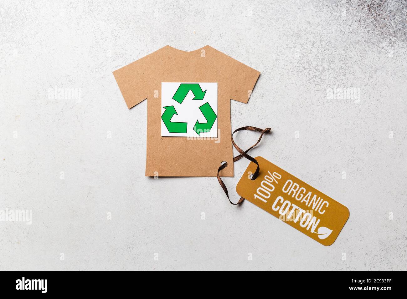 Abbigliamento in cotone biologico con etichetta. T-shirt artigianale di carta. Eco-abbigliamento Foto Stock