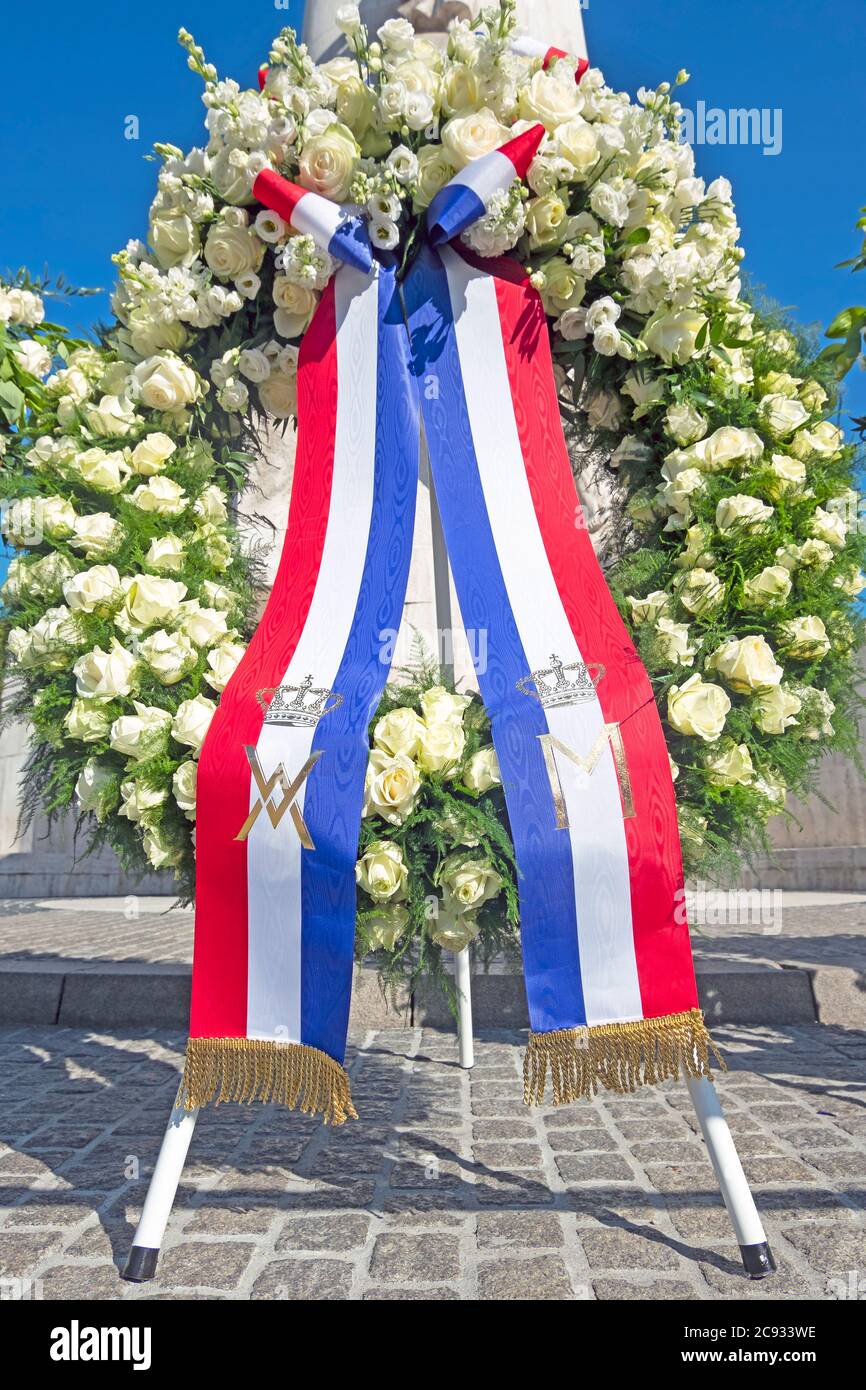 Amsterdam, Paesi Bassi - 5 maggio 2020: Corona di re Willem Alexander e della regina Maxima dai Paesi Bassi al Monumento Nazionale in occasione di Foto Stock