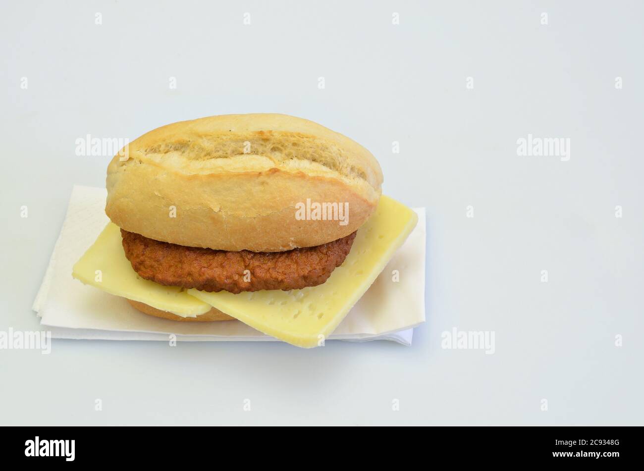 cheeseburger su tovagliolo bianco, closeup, isolato su sfondo bianco Foto Stock