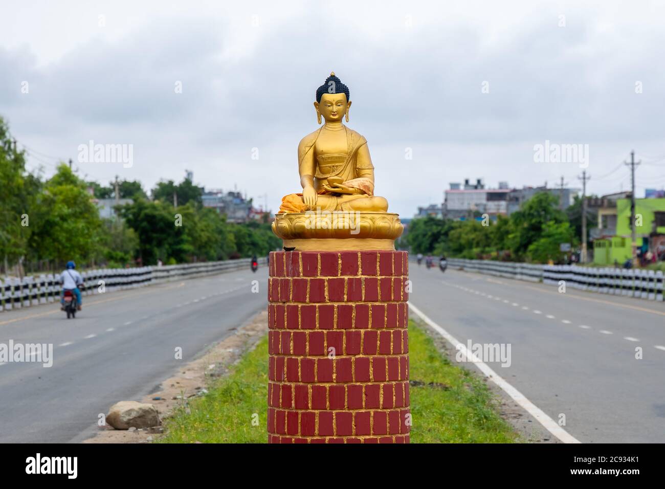 Statua del Buddha di Gautama sull'autostrada Siddhartha a Bhairahawa, Nepal Foto Stock