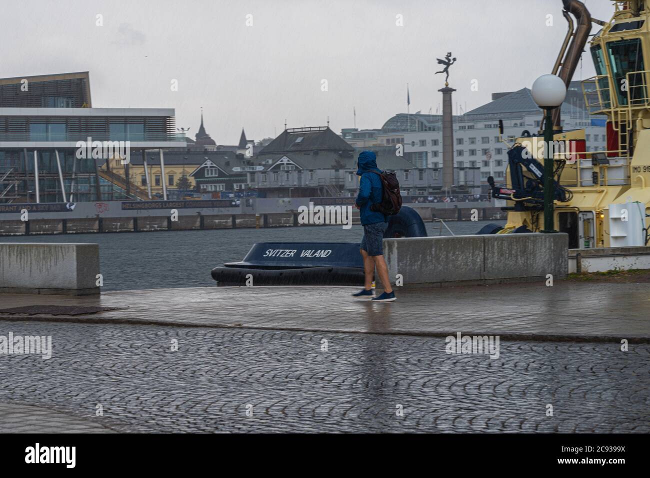 Helsingborg, Svezia - 26 luglio 2020: Una giornata estiva piovosa. Le persone corrono per ripararsi Foto Stock