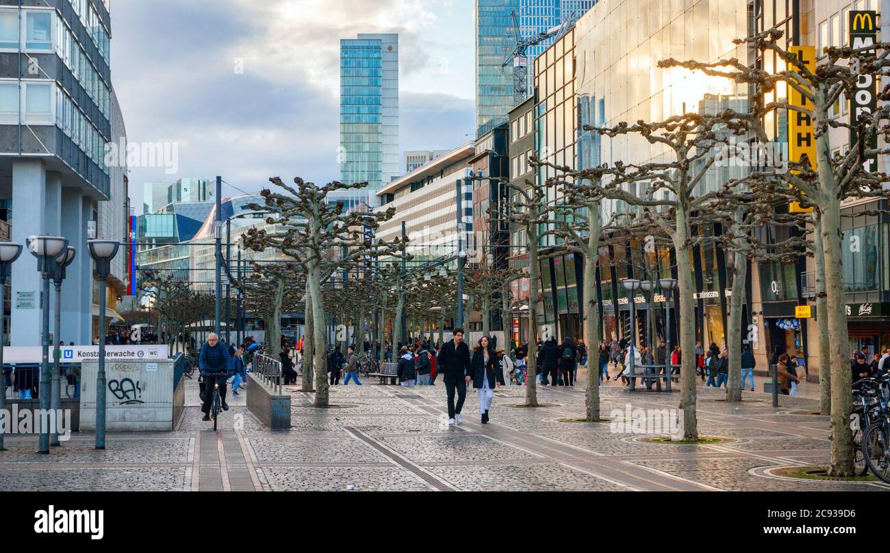 Francoforte sul meno. Vista sulla via Zeil, una delle principali vie dello shopping e parte del centro di Francoforte. Germania. Foto Stock