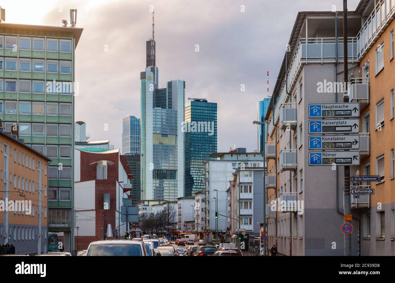 Battonstrasse, Francoforte sul meno. Visualizza la Torre Commerzbank, parte del Bankenviertel (quartiere centrale degli affari). Germania. Foto Stock