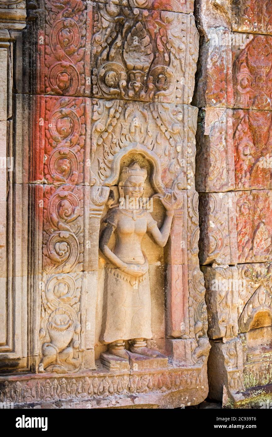 Bassorilievo / scultura bassorilievo di donna a Angkor Wat, complesso tempio dedicato al dio Vishnu per l'Impero Khmer, Siem Reap, Cambogia Foto Stock