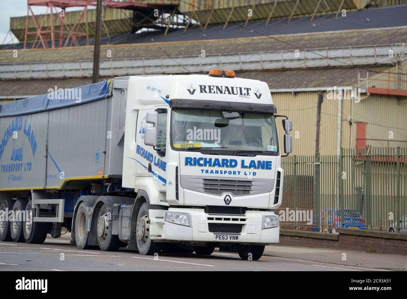 Richard Lane trasporti Renault Truck trainare il rimorchio ribaltabile sfuso guidando oltre il museo delle acciaierie Magna a Tinsley, Sheffield Foto Stock