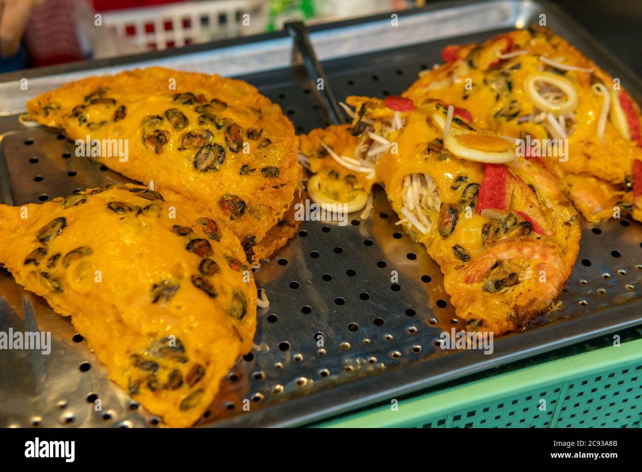 Pesce asiatico omelette uova cibo di strada nel nord della Thailandia Foto Stock