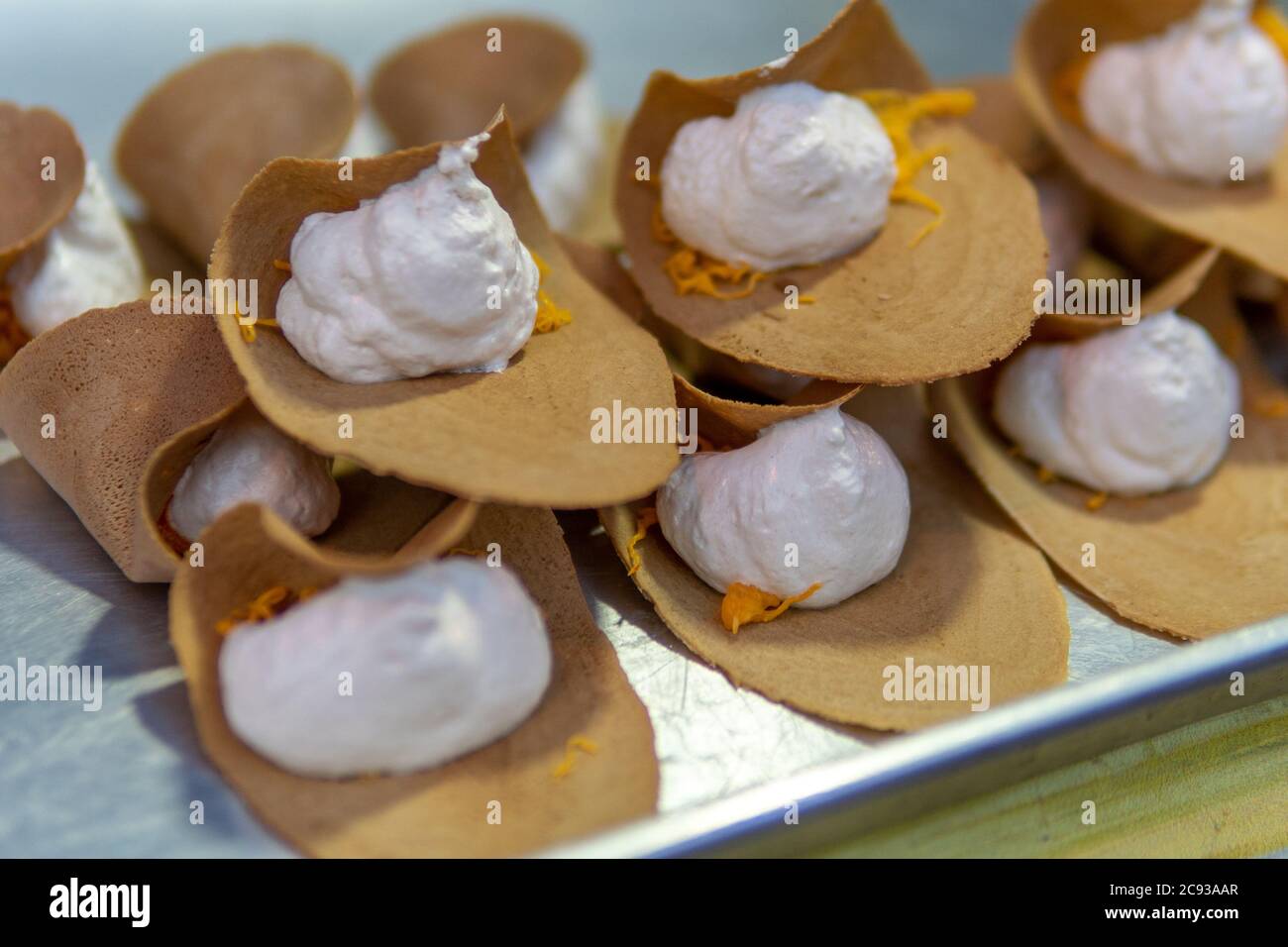 Thai Crepes chiamato Khanom bueang per la vendita per le strade di Chiang mai, Thailandia Foto Stock