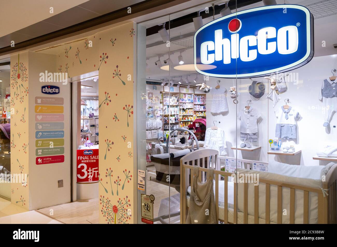 Hong Kong, Cina. 28 luglio 2020. Produttore italiano di abbigliamento e  giocattoli per bambini Chicco negozio visto a Hong Kong. Credit: SOPA  Images Limited/Alamy Live News Foto stock - Alamy