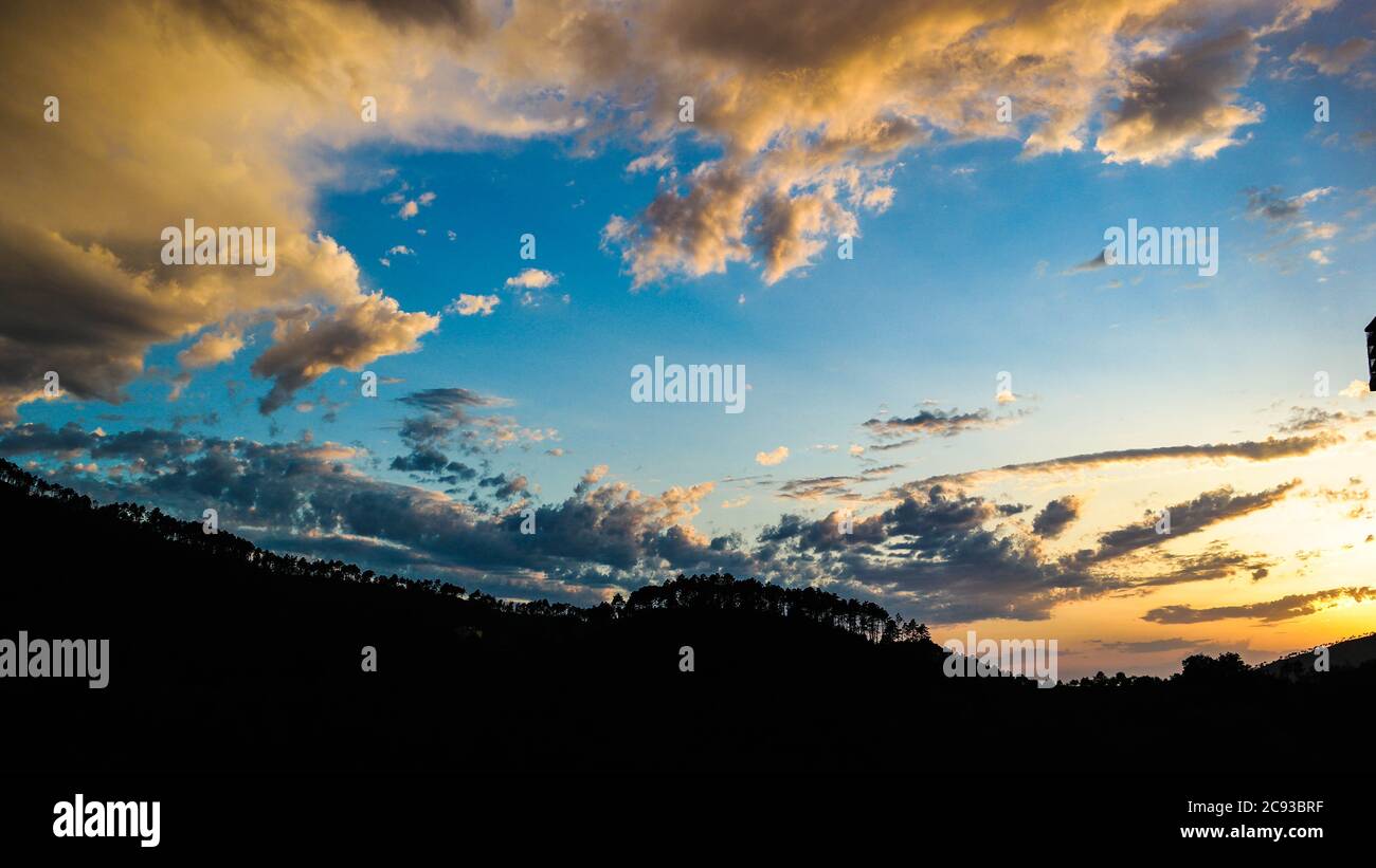 Ombra paesaggio durante il tramonto Foto Stock