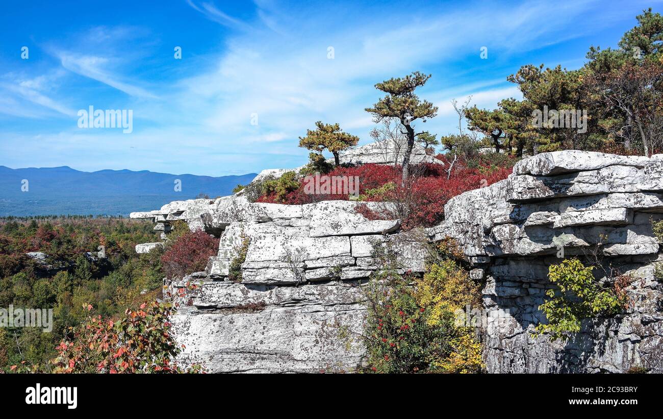 Scogliera bordo durante l'estate indiana in Mohonk Preserve Foto Stock